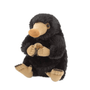 Peluche Niffleur noire et beige en tissu doux, aux traits de créature magique, tenant une pièce dorée entre ses pattes.