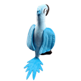 Peluche Perla en forme d’ara bleu, au plumage doux, avec un long bec noir, de grands yeux et une longue queue.