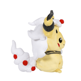 peluche Pikachu jaune vêtue d’un costume de Pharamp, avec des oreilles noires, des joues rouges et une queue blanche