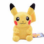 peluche Pikachu jaune en tissu doux, avec oreilles à bouts noirs, joues rouges et visage brodé