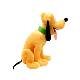 Peluche Pluto jaune doré à poils doux, assis avec de longues oreilles noires, une langue rose et un collier vert