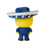 Peluche Poco vue de dos, avec une tête jaune, un costume bleu et un large sombrero blanc orné de motifs bleus.