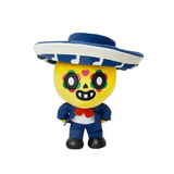 Peluche Poco jaune aux grands yeux décorés, avec sombrero bleu et blanc, veste bleue et nœud papillon rouge.