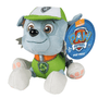 peluche Rocky bleu gris et verte en tissu doux, avec casquette blanche à visière verte et écusson Pat Patrouille