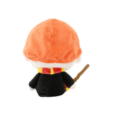 Peluche Ron Weasley vue de dos, avec des cheveux orange, une robe noire à col rouge et jaune et une baguette marron.