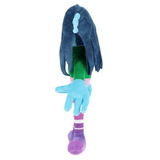 Peluche Ruby à la longue chevelure bleu foncé, au corps vert, aux bras turquoise et aux chaussures violettes.