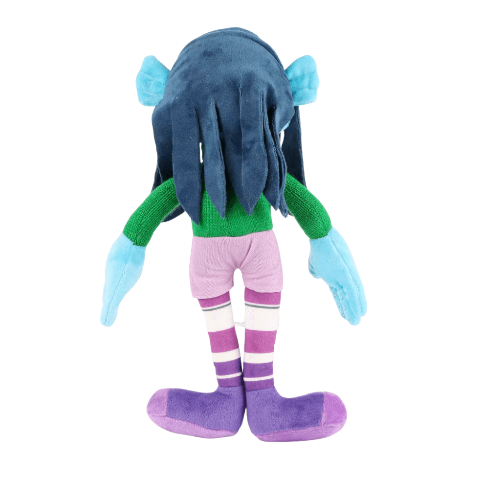 peluche Ruby de personnage, avec cheveux bleu foncé, oreilles turquoise, pull vert, short rose et longues chaussettes rayées