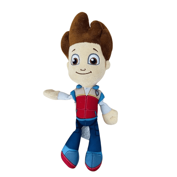 peluche Ryder en tissu doux avec cheveux bruns, visage brodé, gilet rouge et pantalon bleu, bras tendu