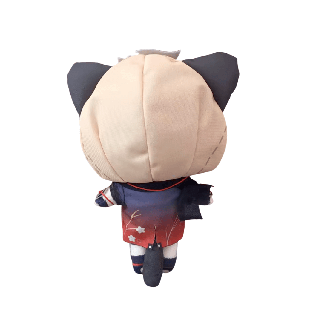 Peluche Sayu en tissu doux, vue de dos, avec une grande capuche beige à oreilles noires et une tenue rouge et bleue