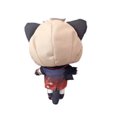 Peluche Sayu en tissu doux, vue de dos, avec une grande capuche beige à oreilles noires et une tenue rouge et bleue