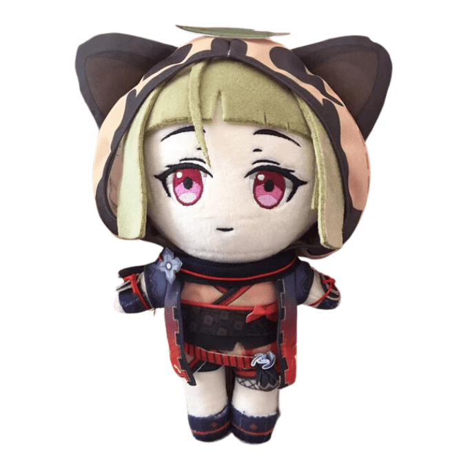 Peluche Sayu aux cheveux blond clair et aux yeux roses, vêtue d’un costume rouge et noir avec une capuche à oreilles