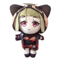 Peluche Sayu aux cheveux blond clair et aux yeux roses, vêtue d’un costume rouge et noir avec une capuche à oreilles