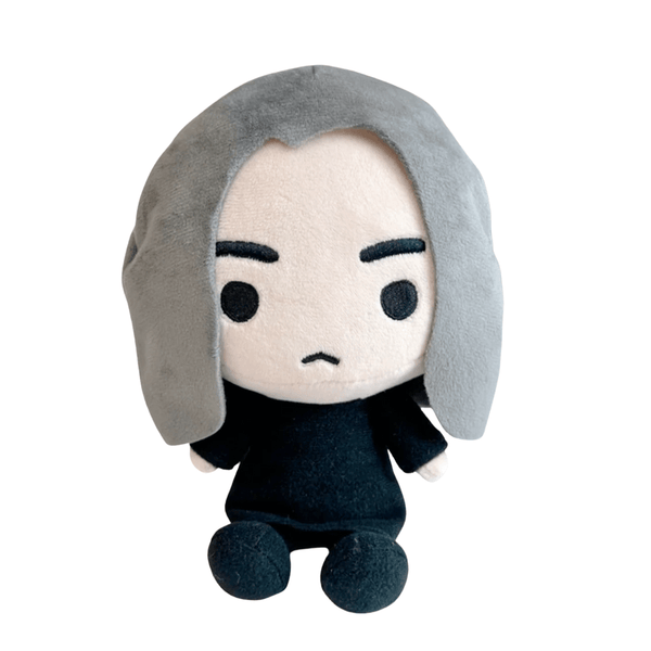 Peluche Severus Rogue aux cheveux gris, avec un visage brodé et une tenue noire en tissu doux, aux petits pieds ronds.