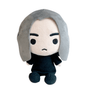 Peluche Severus Rogue aux cheveux gris, avec un visage brodé et une tenue noire en tissu doux, aux petits pieds ronds.