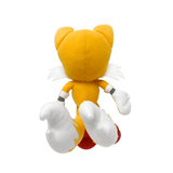 Peluche Tails jaune et blanche en tissu doux, vue de dos, avec deux queues et de grandes chaussures rouges