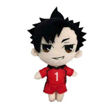 Peluche Tetsurō Kuroo en tissu, aux cheveux noirs en bataille et vêtue d’un uniforme de volley rouge numéro 1.