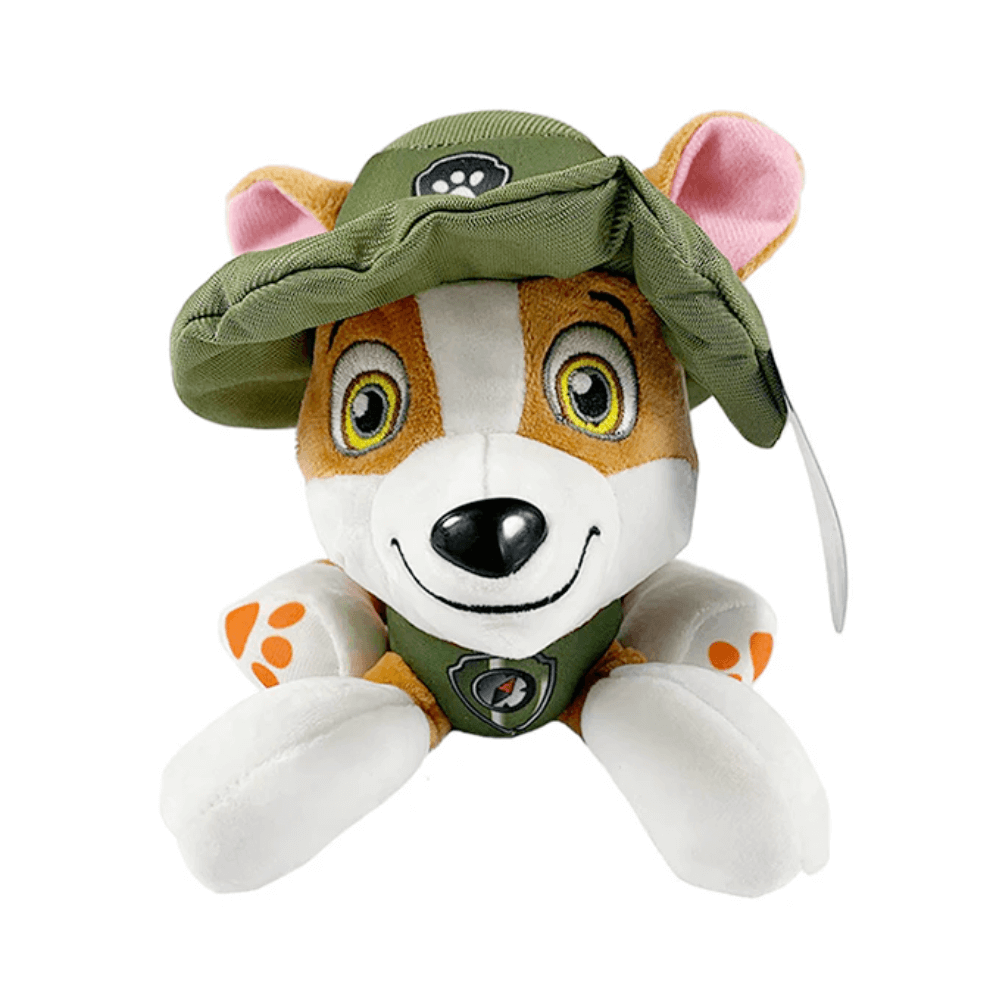 peluche Tracker en tissu brun et blanc, avec chapeau vert, oreilles roses et détails orange sur les pattes