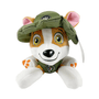 peluche Tracker en tissu brun et blanc, avec chapeau vert, oreilles roses et détails orange sur les pattes