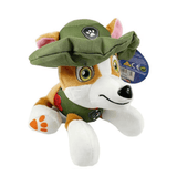 peluche Tracker en tissu brun et blanc, avec chapeau vert, yeux dorés et emblème de patte sur le museau