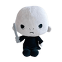 Peluche Voldemort à la peau blanche et à la robe noire, avec un visage brodé et une baguette grise en main.