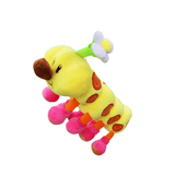 Peluche Wiggler jaune en tissu doux, avec un corps segmenté orné de motifs bruns, des pattes roses et une fleur sur la tête.