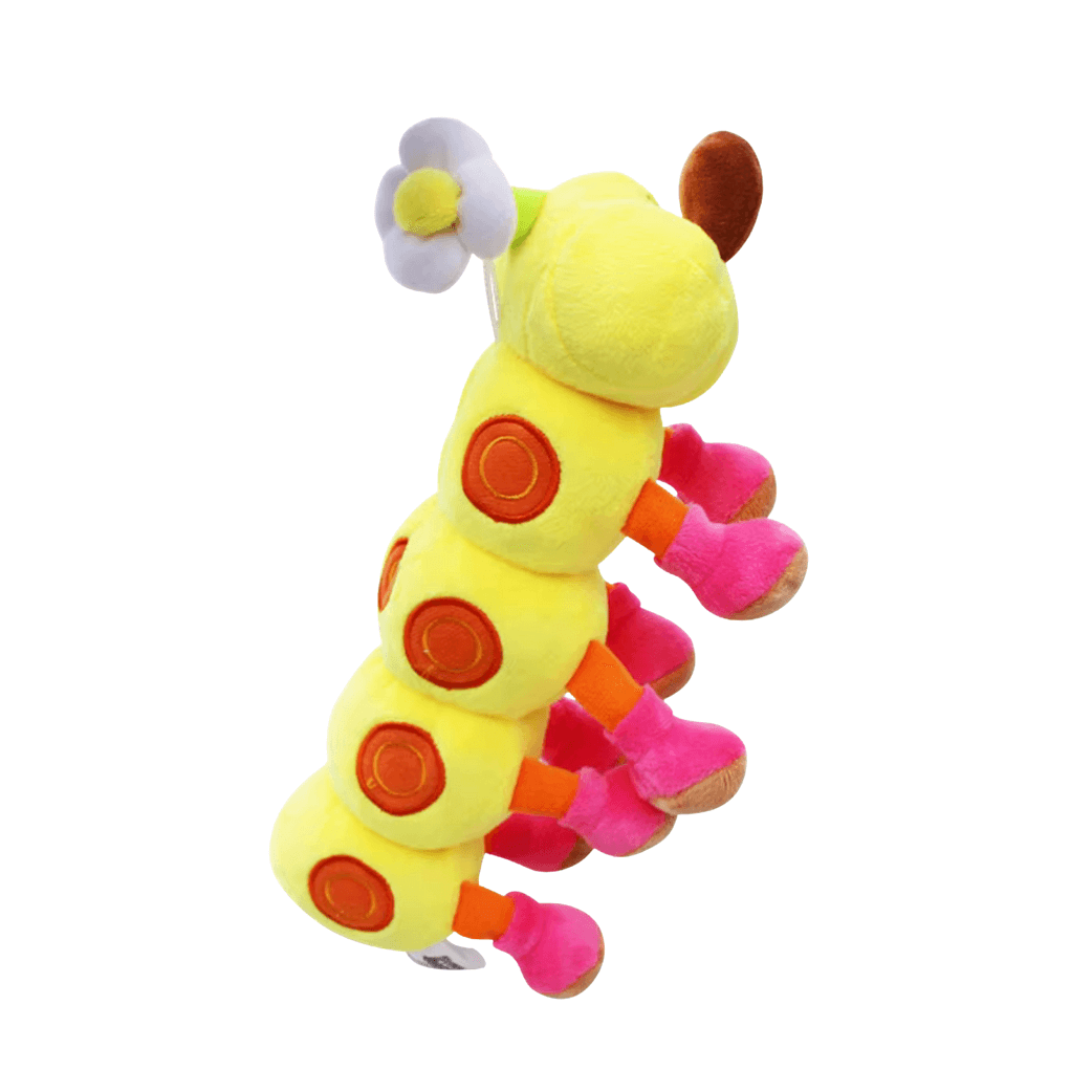 peluche Wiggler jaune à corps segmenté, cercles orange, pattes roses et fleur blanche sur la tête