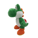 Peluche Yoshi verte en tissu doux, avec ventre blanc, crête orange, carapace rouge et grandes chaussures orange
