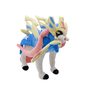 peluche Zacian Pokémon aux couleurs crème, bleue et rose, avec une longue épée dorée et des pattes à sabots noirs