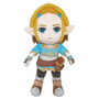 Peluche Zelda aux cheveux blonds tressés, tunique bleue ornée de motifs dorés, ceinture brune et grands yeux bleus.