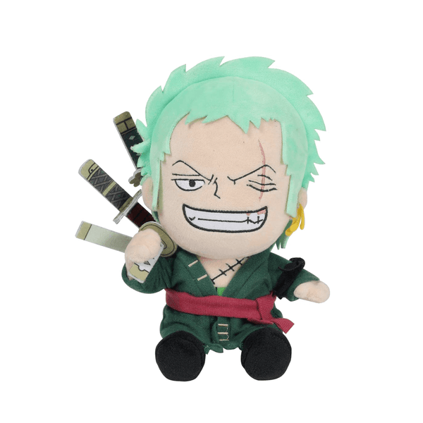 Peluche Zoro au visage brodé, aux cheveux verts, vêtue d’un kimono vert foncé avec une ceinture rouge et trois sabres