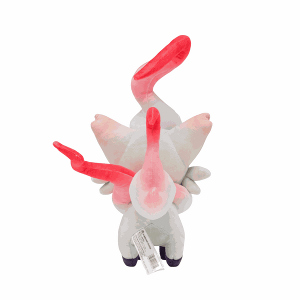 peluche Zorua Hisui grise et blanche en tissu doux, avec des marques et de longues touffes rouge vif.