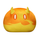Peluche du jeu Genshin Impact aux teintes orange et jaune, avec deux cornes vertes et des yeux ovales brodés. Les peluches Blob ont une forme ronde.