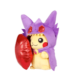 Peluches Pikachu en costume violet de Méga-Ténéfix, avec capuche à gemmes rouges et grand joyau rouge brillant.