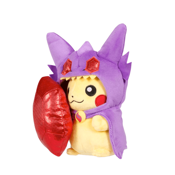 Peluches Pikachu en costume violet de Méga-Ténéfix, avec capuche à gemmes rouges et grand joyau rouge brillant.
