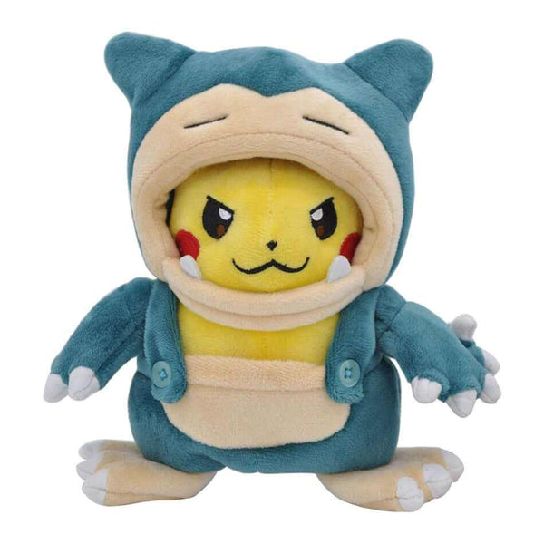 Peluches Pikachu en costume bleu sarcelle de Ronflex, avec capuche, ventre crème et joues rouges brodées.