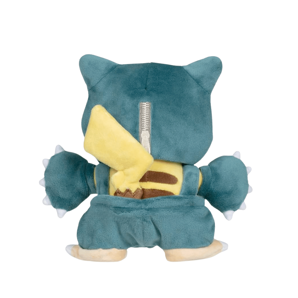 Peluches Pikachu déguisé en Ronflex, en tissu bleu canard et jaune, avec une fermeture éclair sur le visage.