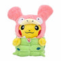 Peluches Pokémon représentant Pikachu en costume rose et vert de Méga-Flagadoss, avec une capuche à grandes oreilles.