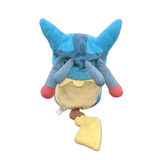 Peluche Pikachu Cosplay bleu, beige et rouge en tissu doux, avec longues oreilles, masque et large queue jaune.