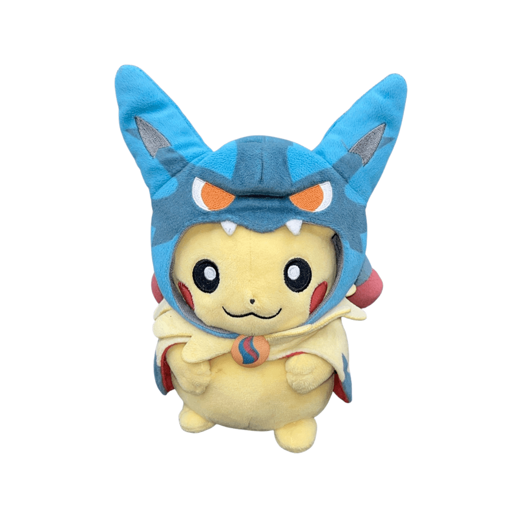 Peluche Pikachu Cosplay en costume bleu de Méga-Lucario, avec oreilles pointues, détails orange et visage jaune souriant.