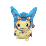 Peluche Pikachu Cosplay en costume bleu de Méga-Lucario, avec oreilles pointues, détails orange et visage jaune souriant.