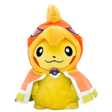 Pikachu Cosplay Ho-Oh, peluche jaune vêtue d’une cape et d’une capuche orange à détails bleus et blancs.