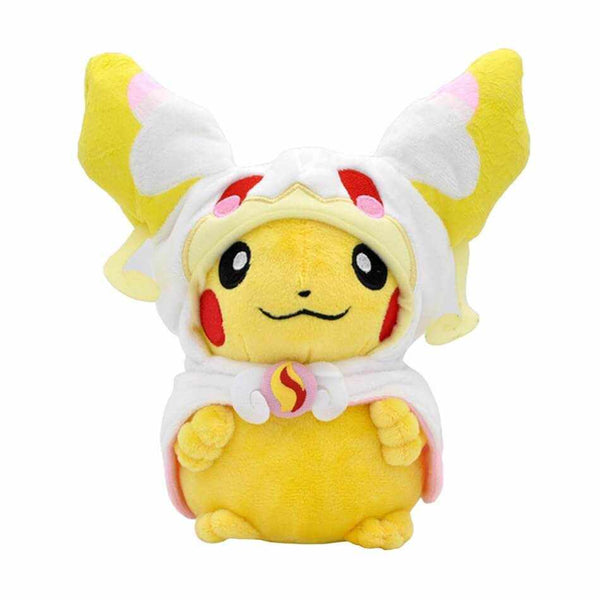 Peluche Pikachu Cosplay jaune et blanche, vêtue d’un costume à grandes oreilles et décor rose avec un médaillon central.