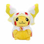 Peluche Pikachu Cosplay jaune et blanche, vêtue d’un costume à grandes oreilles et décor rose avec un médaillon central.