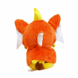 Pikachu Cosplay en peluche orange vif, jaune et blanc, avec des nageoires argentées et un costume évoquant Magicarpe.
