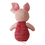 Porcinet peluche rose en tissu doux, vue de dos, avec oreilles dressées et tenue rouge bordeaux matelassée.