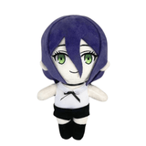 Reze peluche aux cheveux violets et aux yeux verts, vêtue d’un haut blanc avec un nœud noir et d’un short noir.