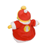 Peluche Roi DaDiDou vue de dos, vêtue d’un manteau rouge à bordures blanches et ornée d’un emblème jaune.